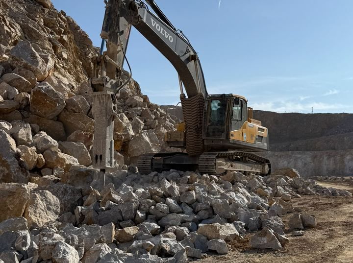 Ocakta kırıcıyla kaya kırma; taşı istediğiniz boyutta kırıyoruz